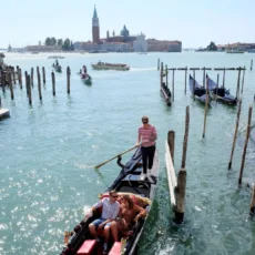 Superlotada, Veneza começa a cobrar taxa para entrada de turistas