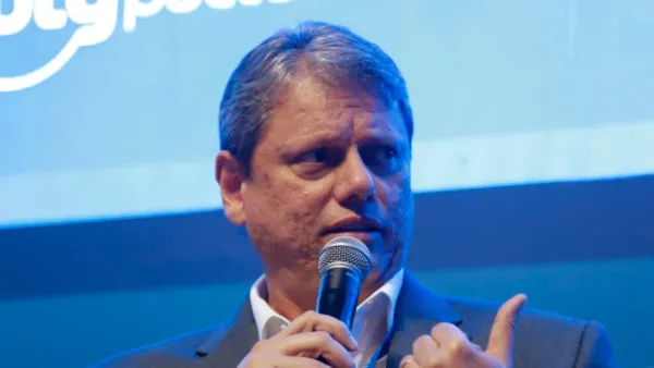 Brasil caminha para um parlamentarismo, diz Tarcísio de Freitas