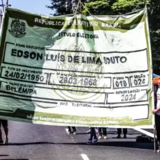 Campanha usa documento gigante na av. Paulista para incentivar jovens