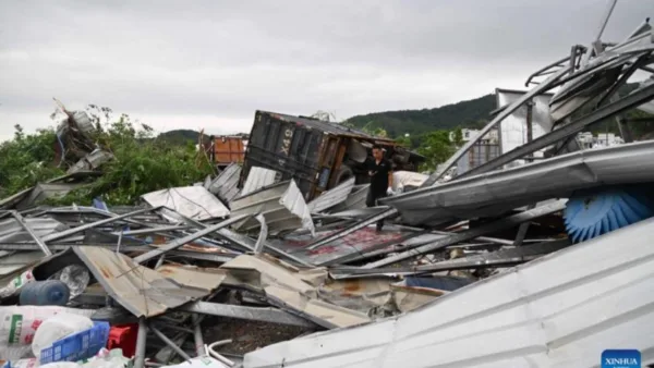 Tornado mata 5 e deixa 33 feridos na China; veja vídeos