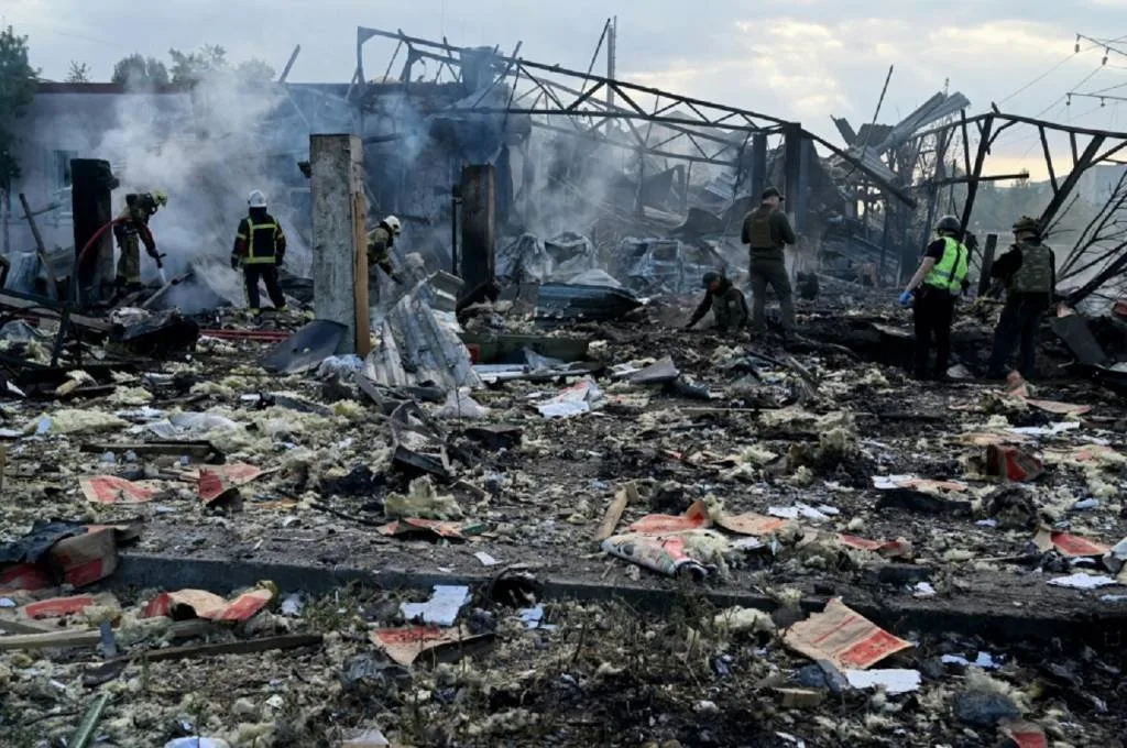 Ataque aéreo atribuído à Ucrânia atinge fábrica e albergue na Rússia, deixando 7 feridos