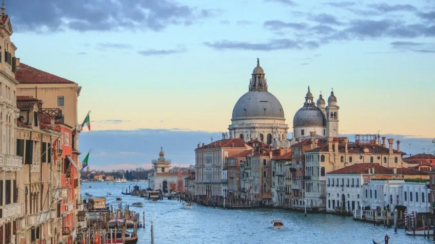Moradores de Veneza realizam ato contra taxa para turistas