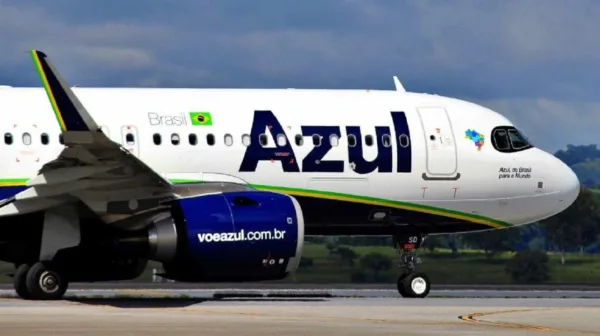 Azul (AZUL4) receberá 13 novas aeronaves 195-E2 da Embraer em 2024, com investimento de R$ 3 bi