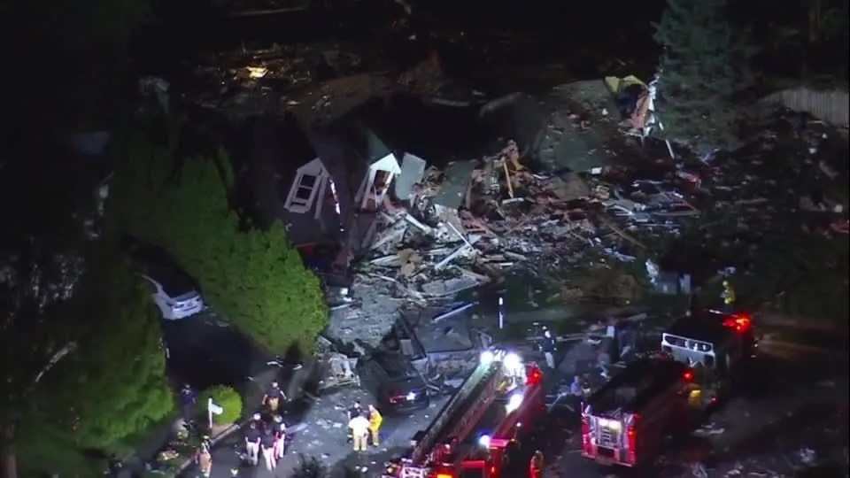 Grande explosão destrói casa nos EUA e deixa ao menos uma pessoa morta