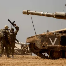 Forças israelenses se reúnem perto de Rafah, mesmo após aviso de Biden