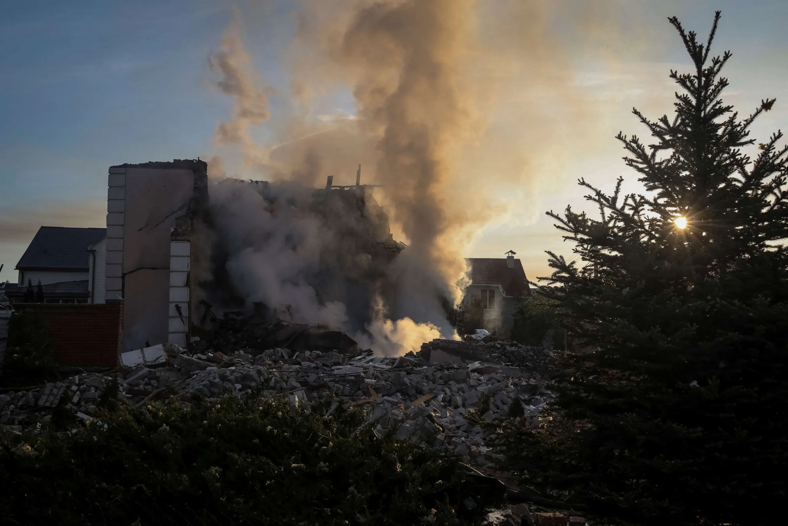 Ataque russo com míssil incendeia casas na cidade ucraniana de Kharkiv