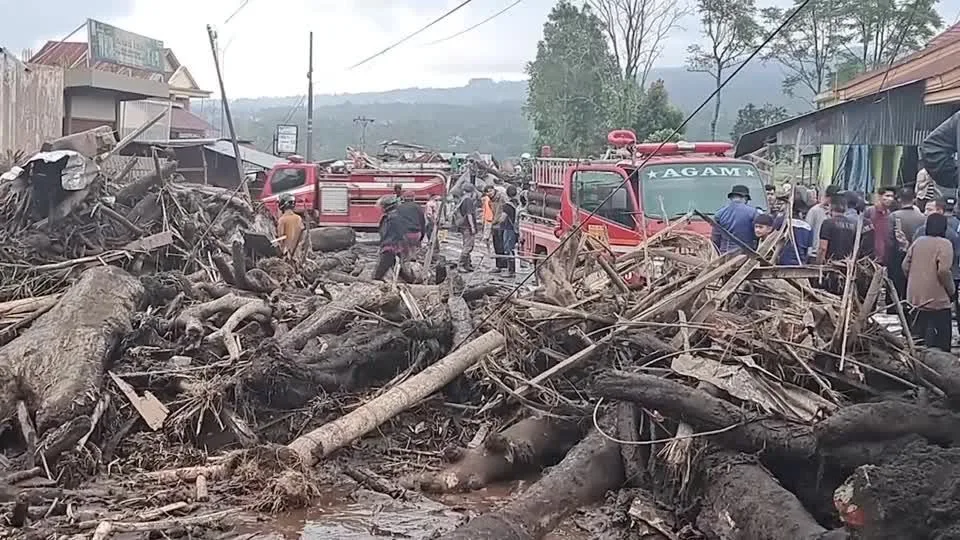 Inundações na Indonésia deixam 52 mortos e forçam retirada de moradores