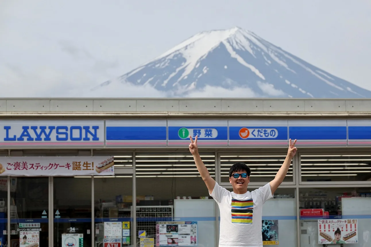 Cidade japonesa instala tela para cobrir vista do Monte Fuji e afastar turistas