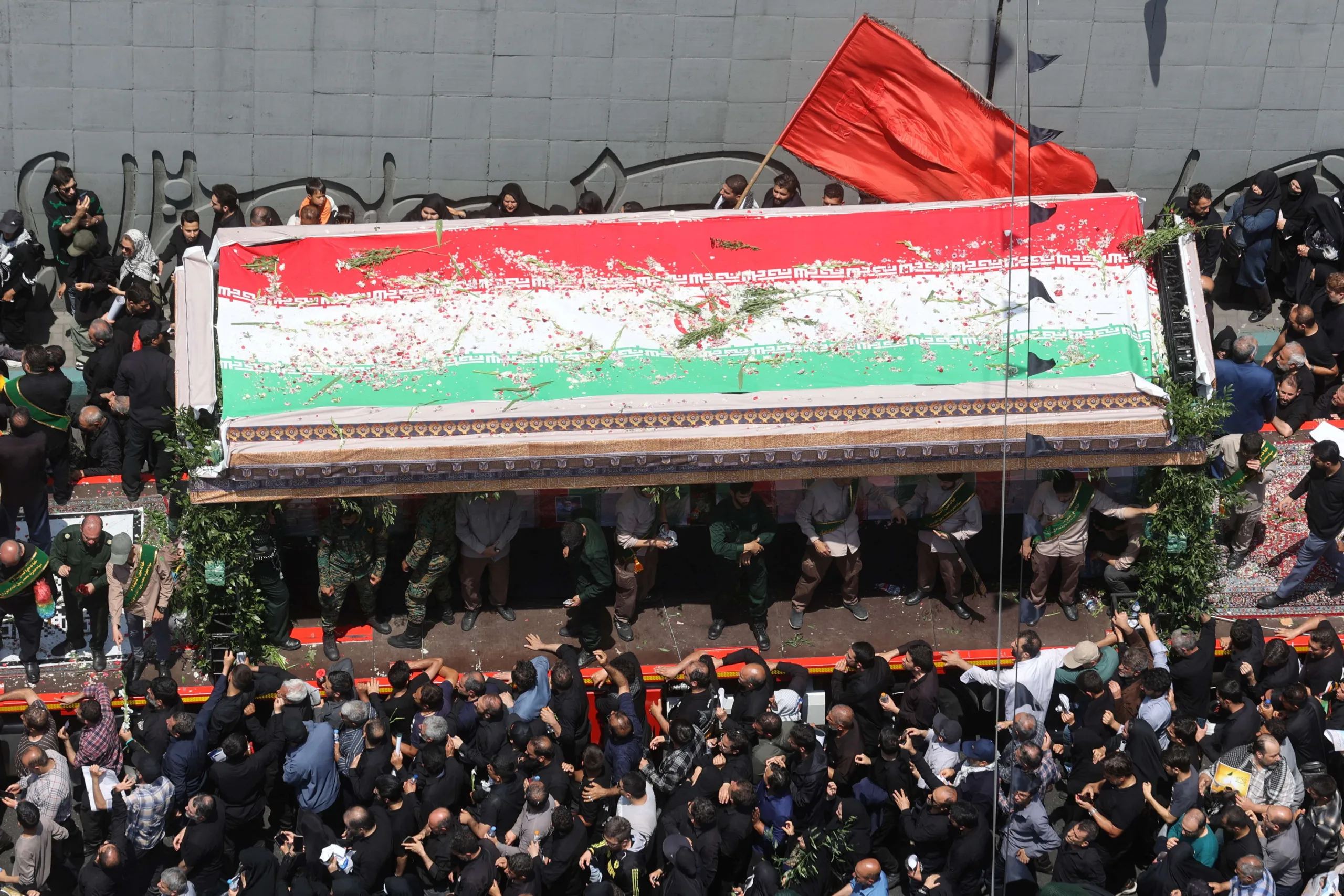 Funeral de Ebrahim Raisi atrai multidão, mas desafio é mobilizar população na eleição