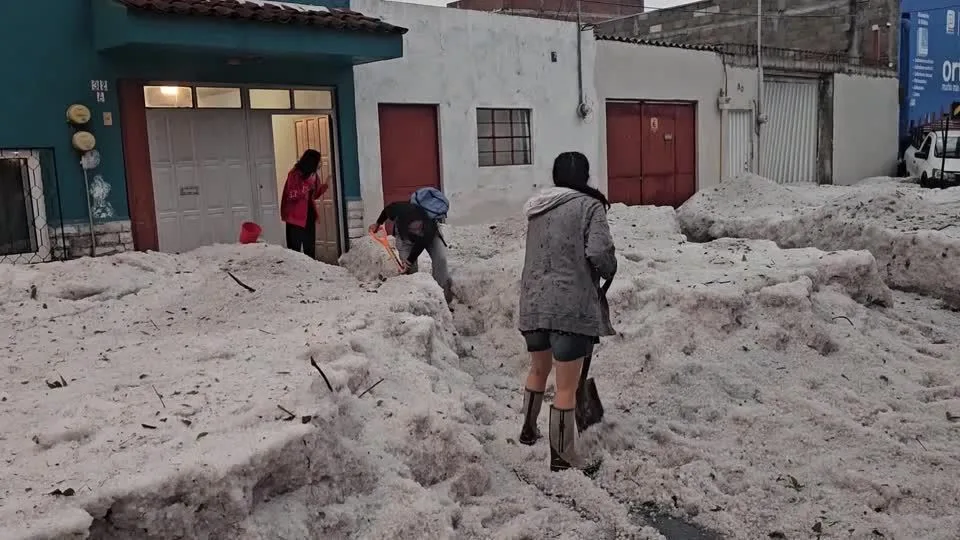 Em meio a onda de calor, ruas do México ficam cobertas de gelo