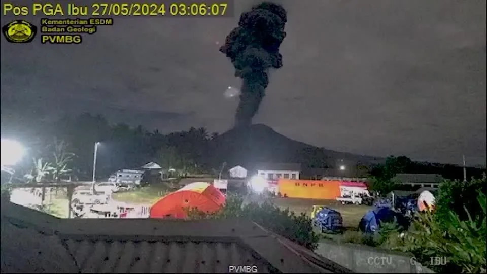 Vídeo: vulcão na Indonésia solta nuvem de cinzas de 6 km de altura; aldeias são evacuadas