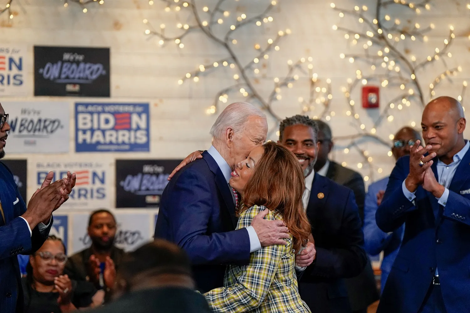 Eleitores negros ajudarão a derrotar Trump, diz Biden na Filadélfia