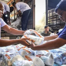 Caminhão dos Correios com doações para vítimas do RS tomba em rodovia de SP
