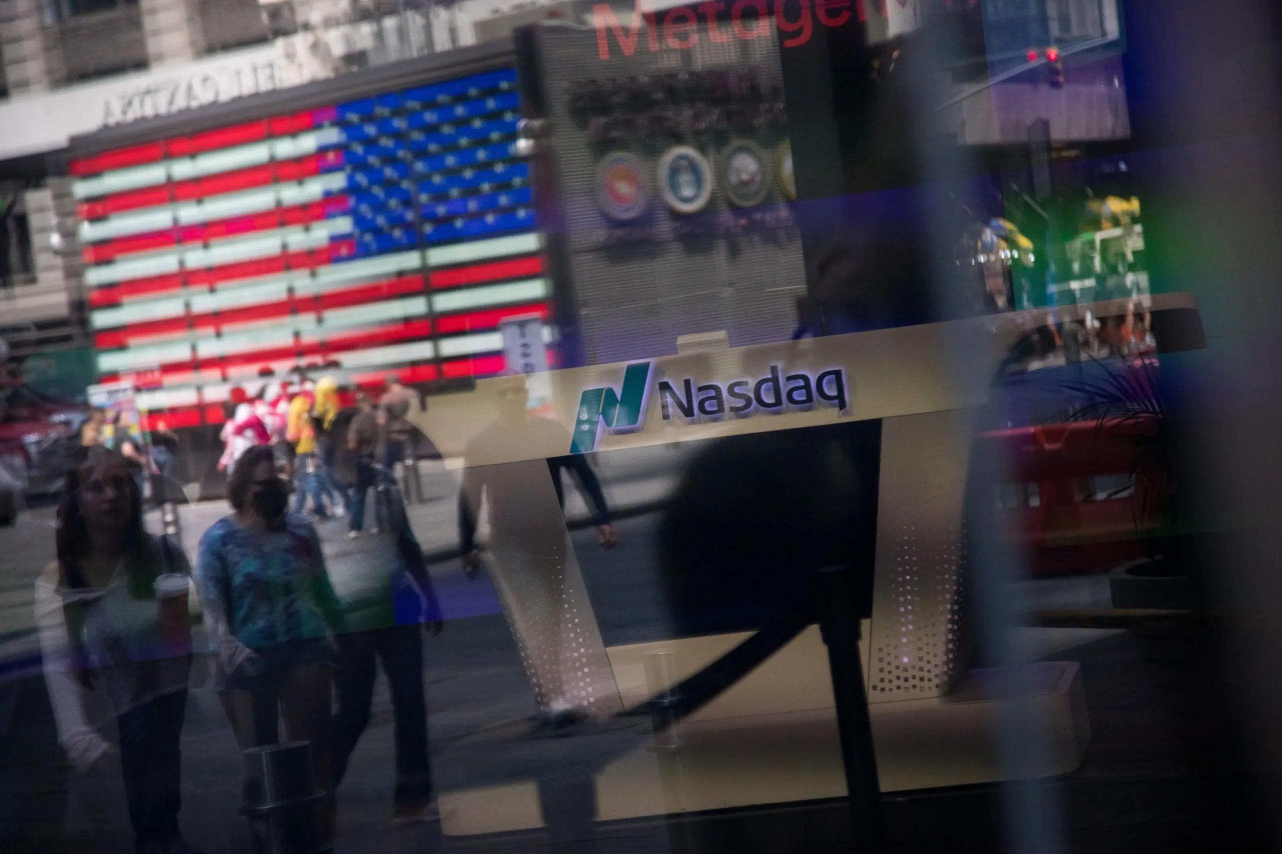 Nasdaq fecha acima de 17.000 pontos e S&P 500 avança, mas Dow Jones cai