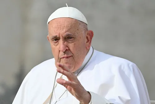 Papa Francisco pede desculpas após relatos de uso de insulto homofóbico
