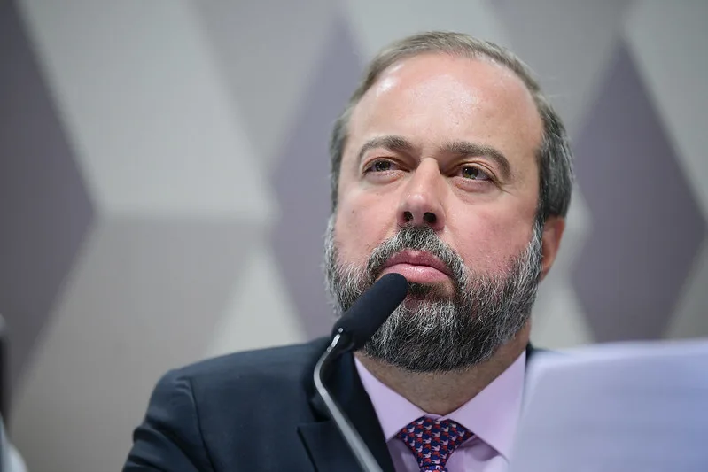 Governo espera que Petrobras cumpra rigorosamente plano de investimento, diz Silveira
