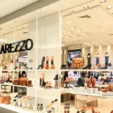 Evento da Arezzo&Co apresenta novidades da moda para 2025 e reúne ajuda para o RS 