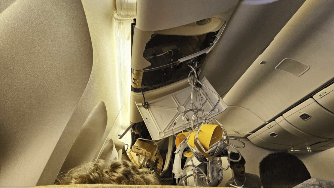 Veja fotos do interior do avião após turbulência que deixou uma pessoa morta