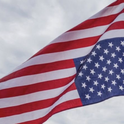 Apoiadores de Trump hasteiam bandeiras dos EUA invertidas em protesto