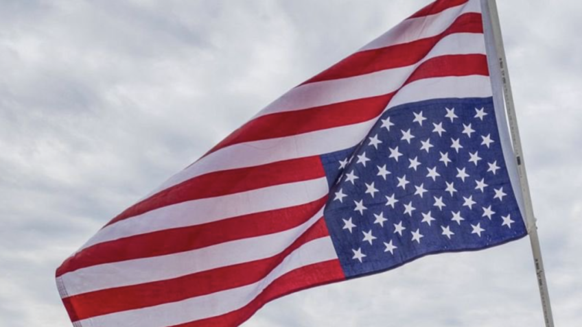 Apoiadores de Trump hasteiam bandeiras dos EUA invertidas em protesto