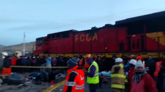 Colisão entre ônibus e trem deixa ao menos 4 mortos e mais de 40 feridos no Peru