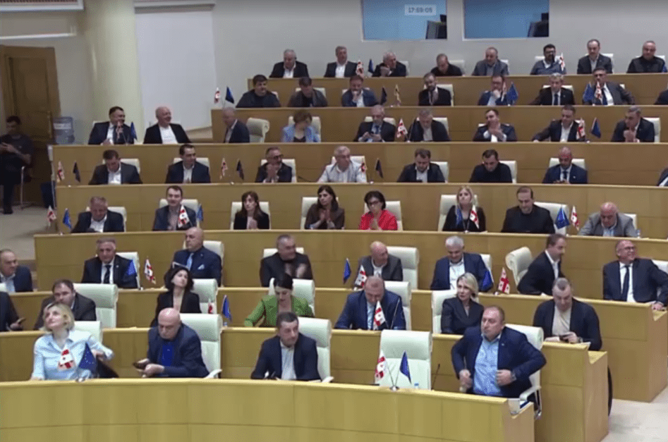 Parlamento da Geórgia derruba veto à polêmica Lei de Agentes Estrangeiros