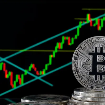 Bitcoin estende ganhos e se mantém acima dos US$ 66 mil