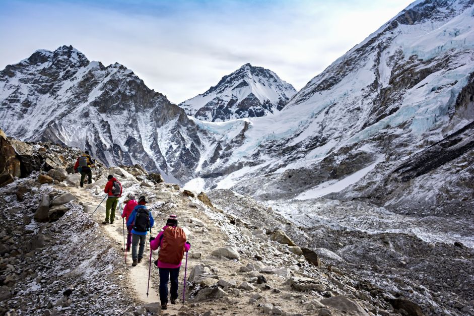Alpinista queniano morre e guia desaparece durante escalada ao Everest