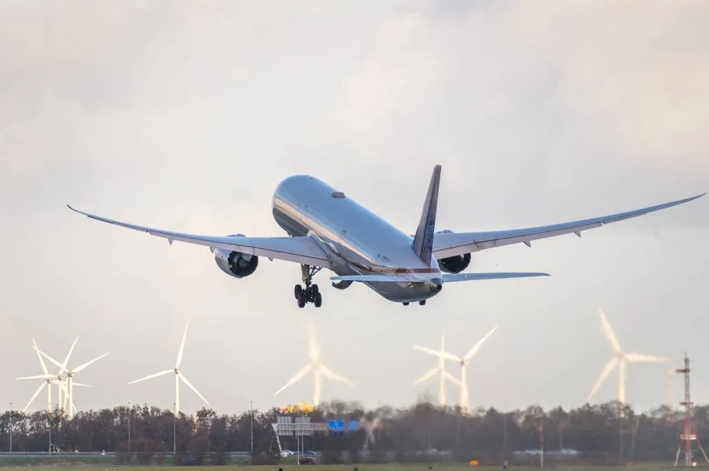 Pessoa morre ao entrar em motor de avião da Embraer no aeroporto de Amsterdã