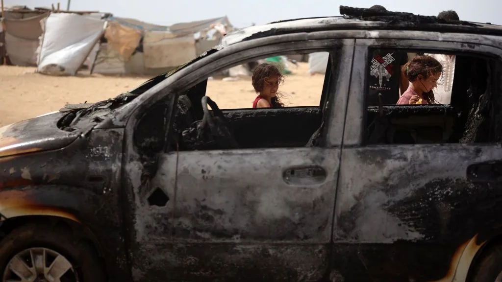 Veja imagens de destruição em campo de refugiados em Rafah após ataque de Israel