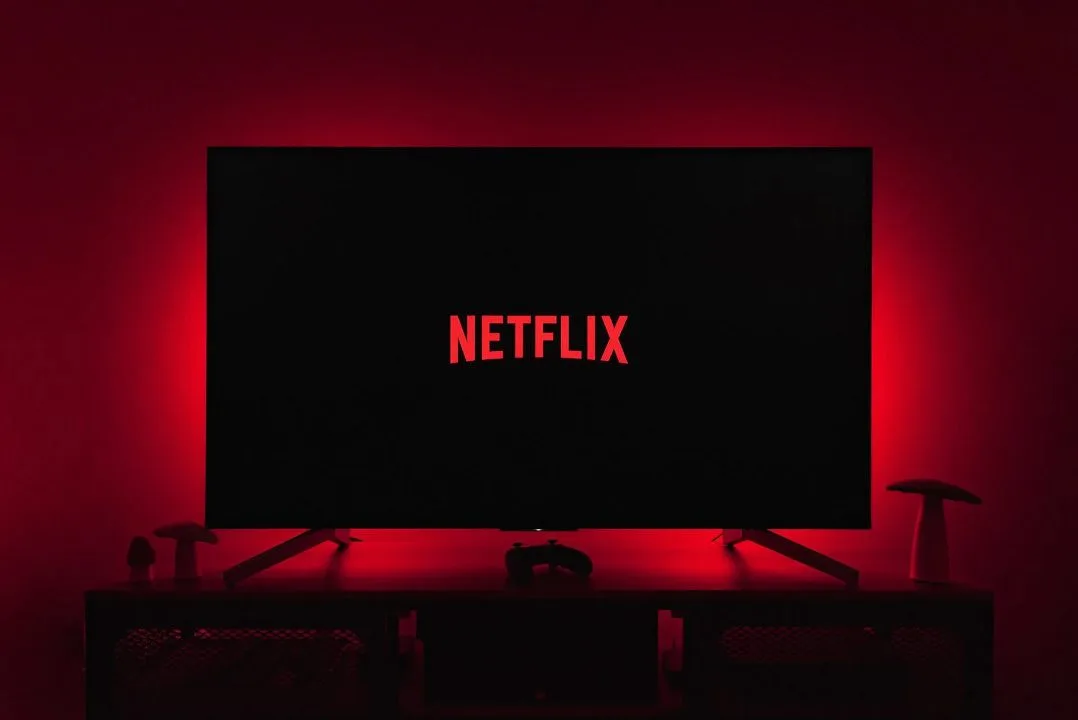 Analistas veem potencial positivo para Netflix (NFLX34) com fim de plano básico e mais conteúdo ao vivo