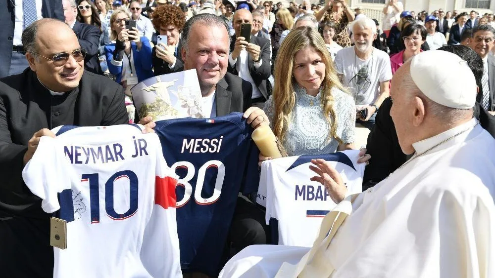 Papa abençoa camisas autografadas por Neymar, Messi e Mbappé para leilão para o RS