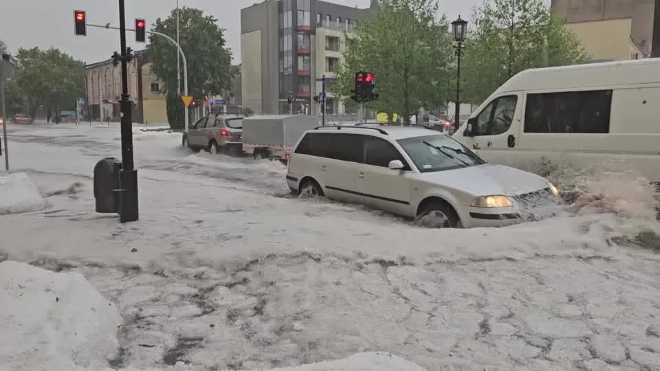 Vídeo: Tempestade de granizo transforma ruas da Polônia em rio de gelo