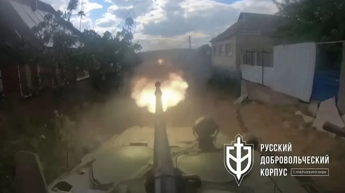 Vídeo: Veículo de soldados anti-Kremlin atira contra russos na região de Kharkiv