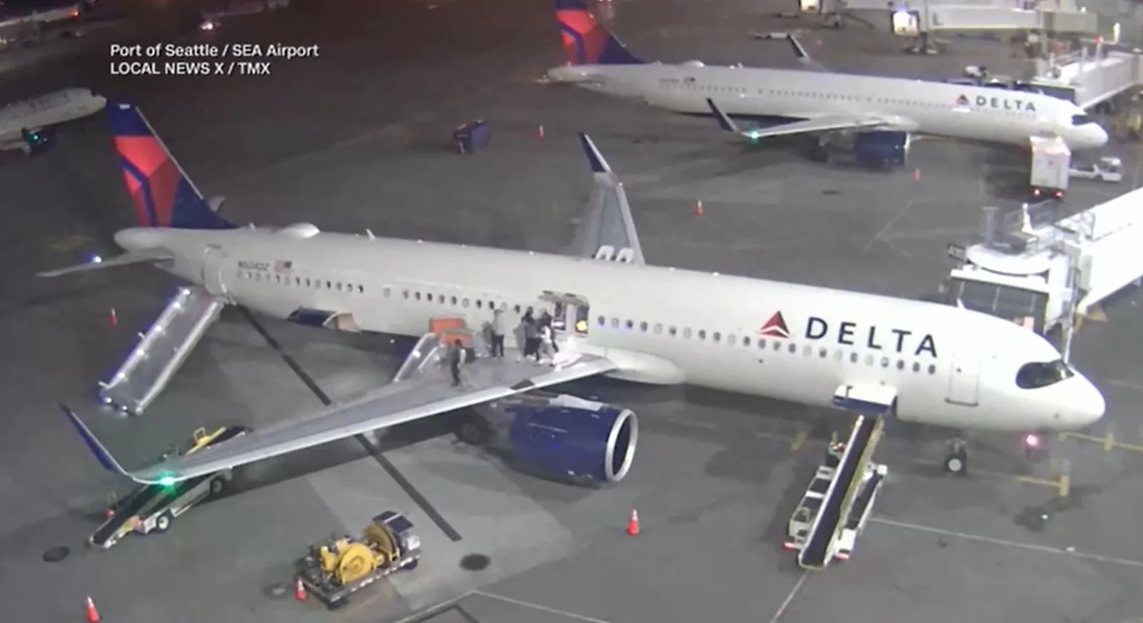 Vídeo: Passageiros saem pela asa após avião pegar fogo nos EUA