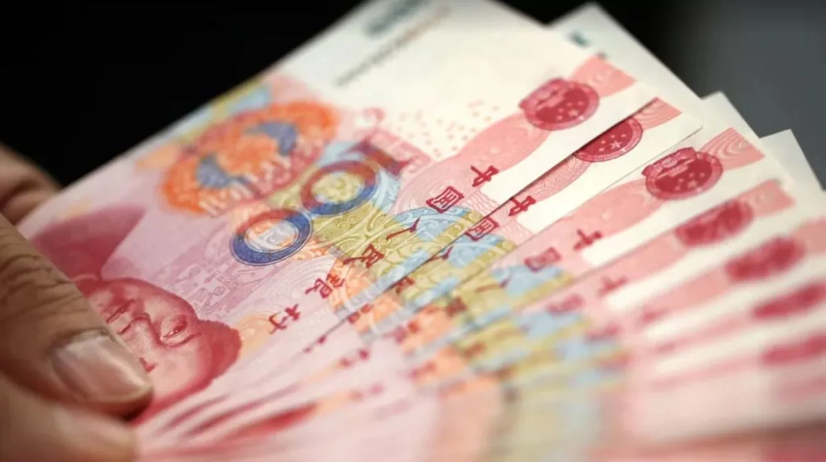 Moeda chinesa cai ao ponto mais baixo frente ao dólar em seis meses