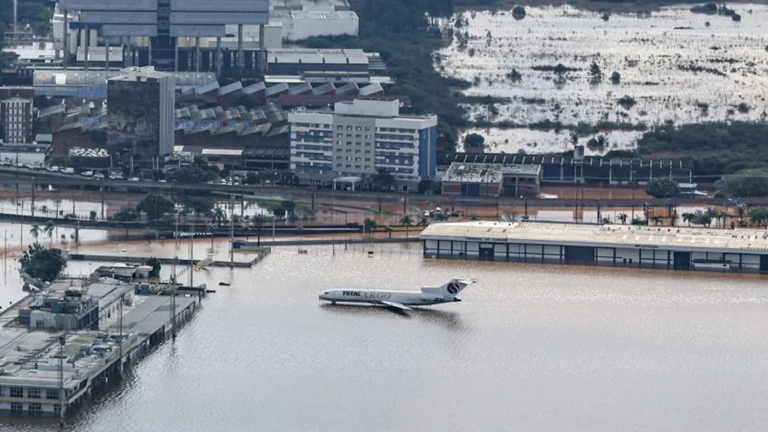 Água na pista do aeroporto de Porto Alegre baixou, diz ministro