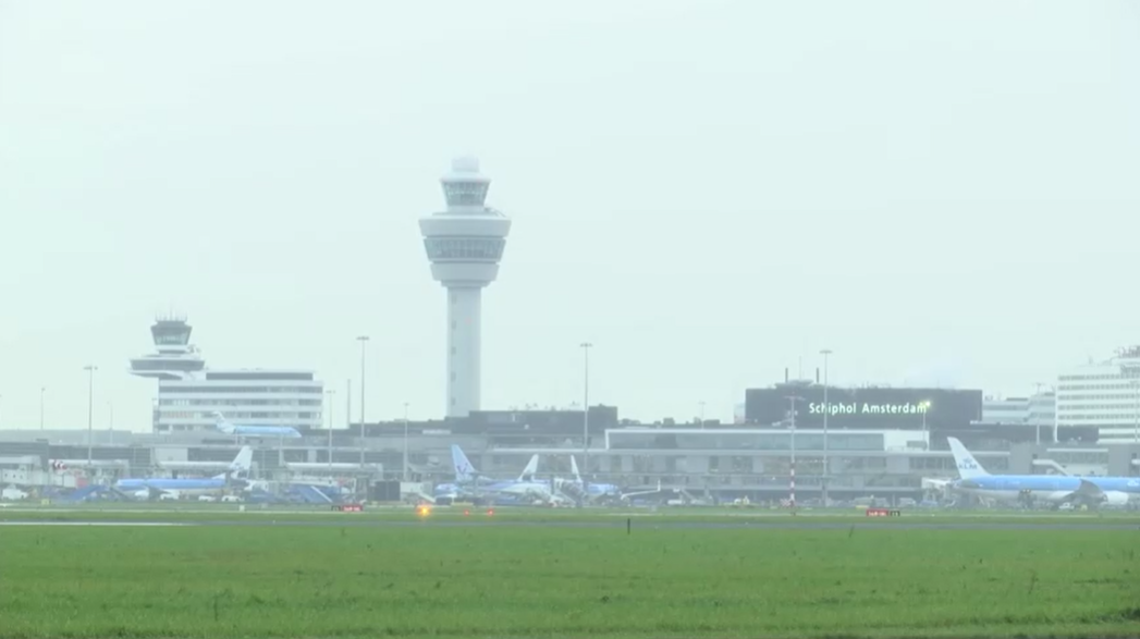 Pessoa morre após parar em turbina de avião no aeroporto de Amsterdã, diz KLM