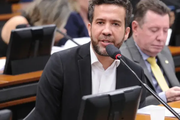 Boulos vota por arquivamento de ação contra Janones na Câmara por rachadinha