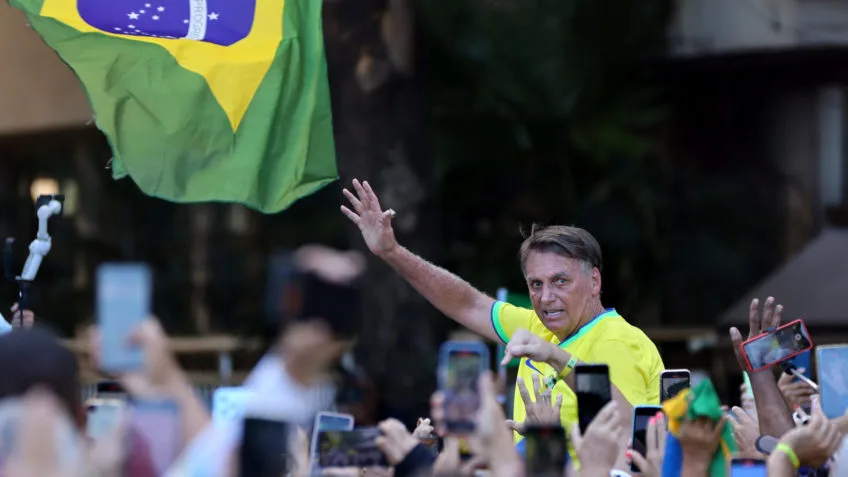 Depois de apoiar “taxa das blusinhas”, Bolsonaro pede “veta, Lula”
