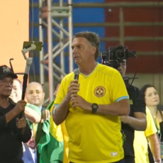Em Manaus, Bolsonaro pede minuto de silêncio pelo RS e critica Lula