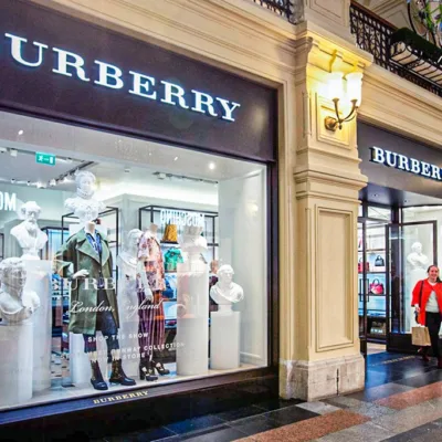 Mercado de luxo desacelera e lucros da Burberry desabam 40% em um ano
