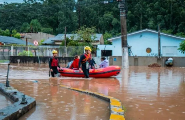 Lira convoca comissão para analisar PEC que reserva emendas contra desastres naturais