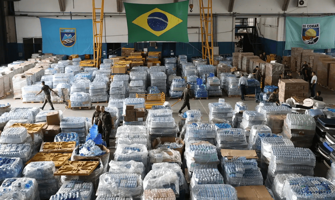 Defesa Civil do RS contabiliza 200 toneladas de alimentos doados; veja o que doar