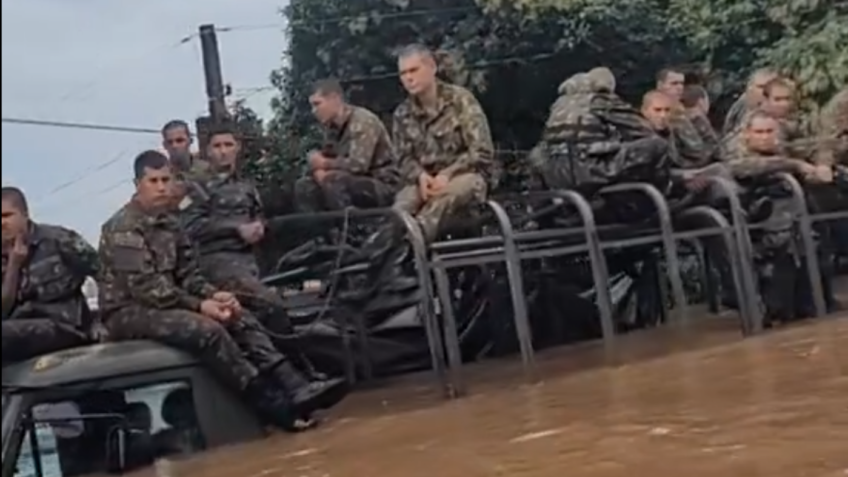 Militares do Exército ficam ilhados em cima de caminhões no RS