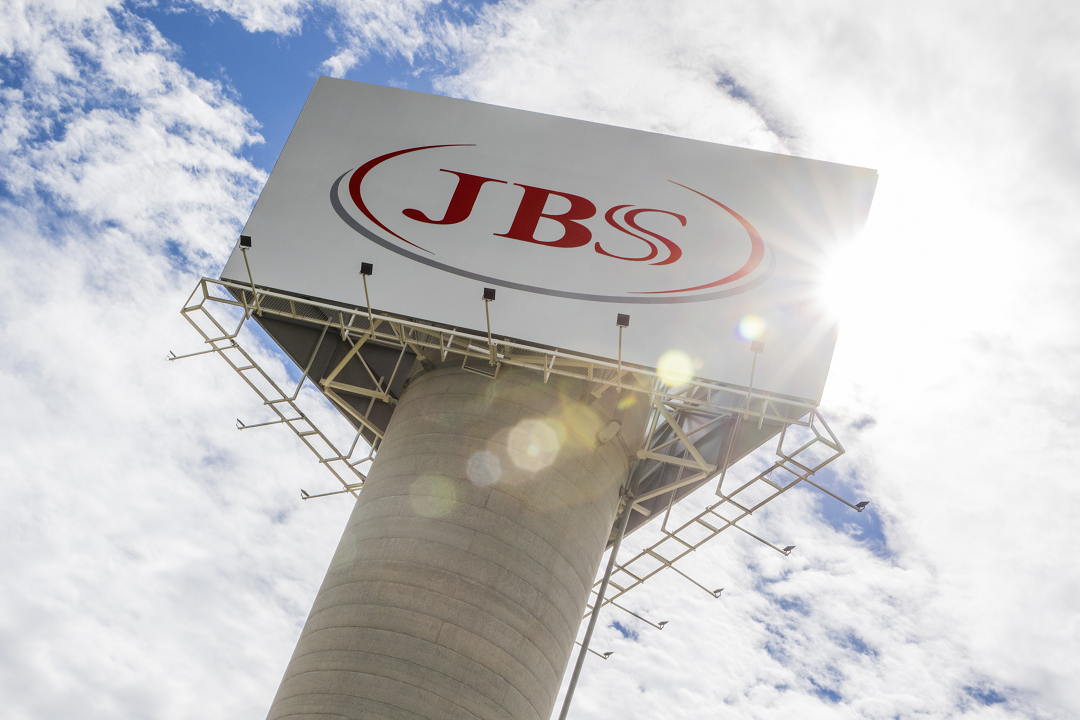 Ações em alta: JBS (JBSS3) sobe 23% e lidera altas em maio; IRB (IRBR3) tomba 25% no mês