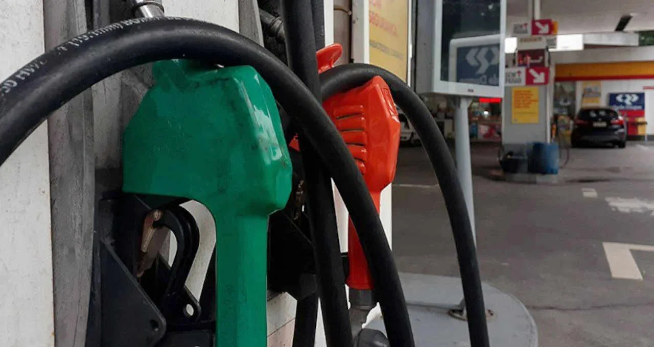 Brasileiros gastam 50% a mais com gasolina do que etanol na hora de encher o tanque, aponta levantamento