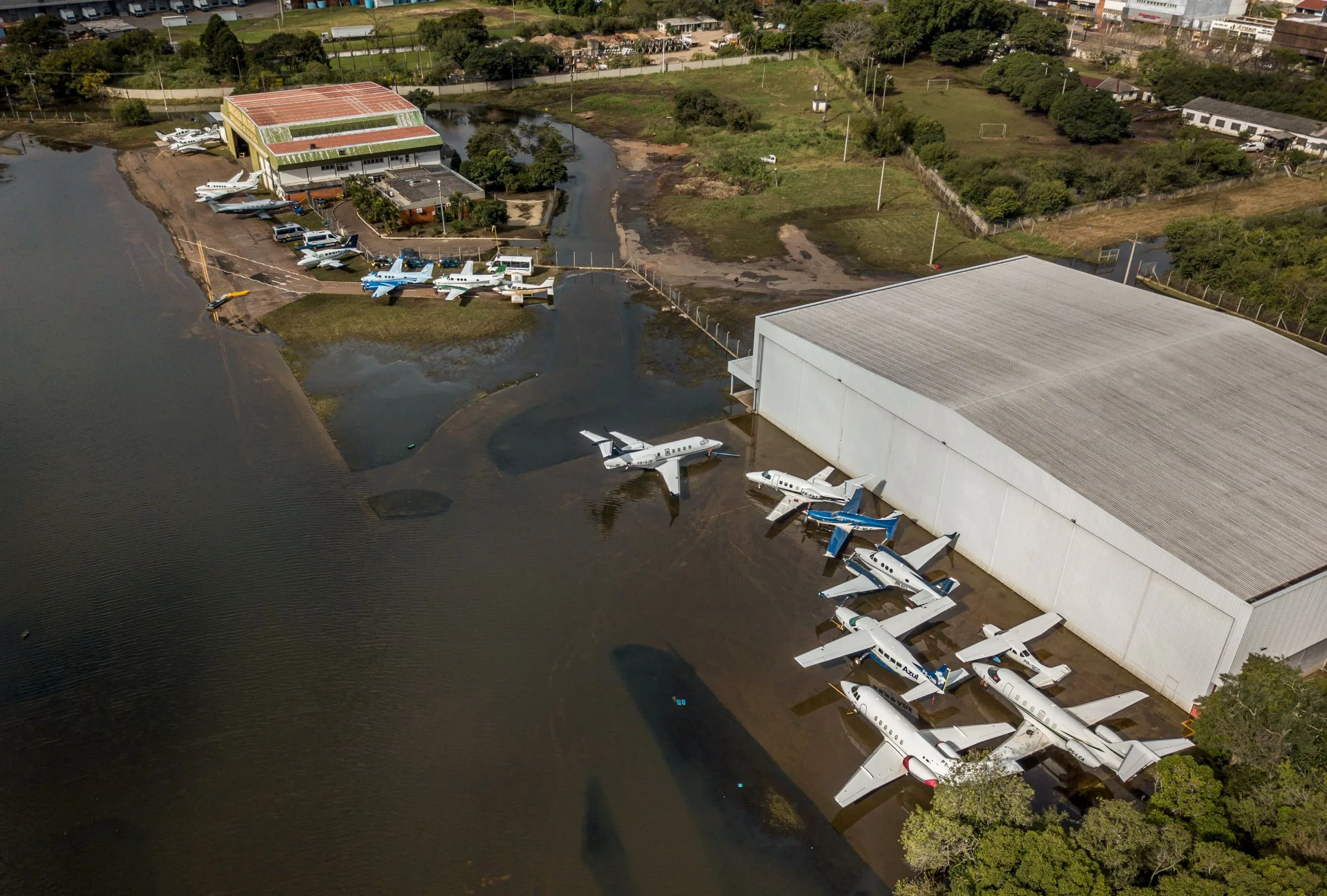 Água baixa, mas aeroporto de Porto Alegre ainda tem alagamentos