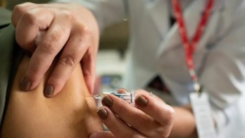 Jovens se vacinaram menos contra a covid por medo de reação, diz IBGE