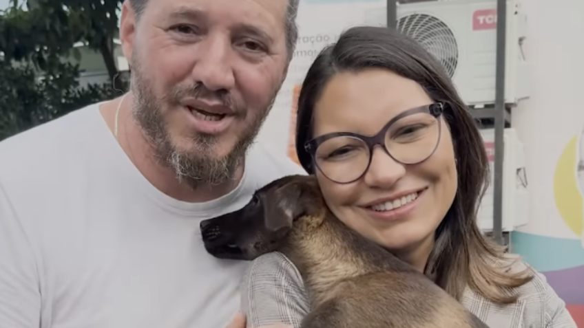 Janja entrega ração para pets e adota cadela em Canoas (RS)